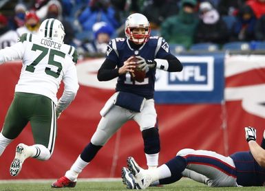 26-6. Lewis logra dos anotaciones y los Patriots ganan la ventaja de campo 26-6. Lewis logra dos anotaciones y los Patriots ganan la ventaja de campo