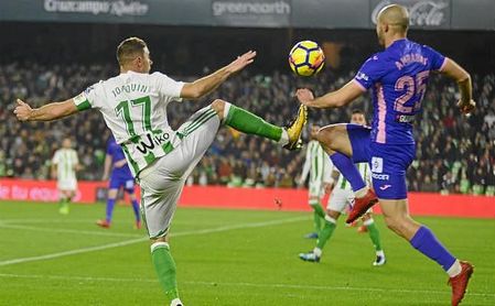 Joaquín y Amrabat pugnan por un balón dividido. Joaquín y Amrabat pugnan por un balón dividido.