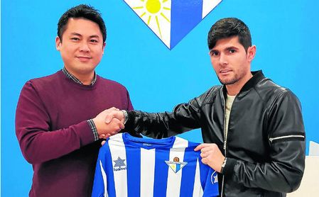 El Écija ficha a Francis Delgado y sigue a la espera de un entrenador El Écija ficha a Francis Delgado y sigue a la espera de un entrenador