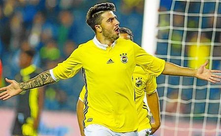 Ozan Tufan celebra un gol con el Fenerbahçe. Ozan Tufan celebra un gol con el Fenerbahçe.