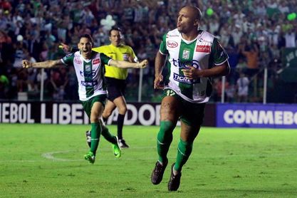 2-0. El Oriente Petrolero de Clausen da la primera estocada al Universitario 2-0. El Oriente Petrolero de Clausen da la primera estocada al Universitario