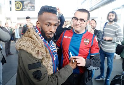 El saudí Fahad pasó el reconocimiento y conoció a Muñiz y al resto del equipo El saudí Fahad pasó el reconocimiento y conoció a Muñiz y al resto del equipo