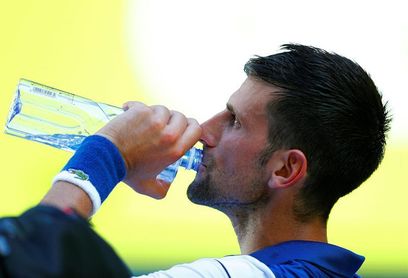 Novak Djokovic se opera la mano derecha en una clínica suiza, según un diario Novak Djokovic se opera la mano derecha en una clínica suiza, según un diario
