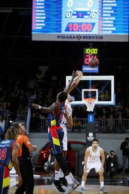 89-87. El MoraBanc inflige la primera derrota como visitante al Real Madrid 89-87. El MoraBanc inflige la primera derrota como visitante al Real Madrid