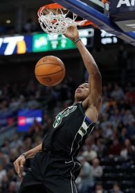 92-90. Antetokounmpo lidera y Parker regresa en triunfo de Bucks 92-90. Antetokounmpo lidera y Parker regresa en triunfo de Bucks