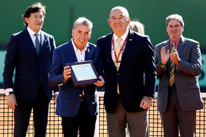 Manolo Santana recibe un homenaje en la pista que lleva su nombre Manolo Santana recibe un homenaje en la pista que lleva su nombre