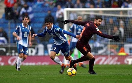 El Espanyol y el Barça empatan 1-1 bajo la lluvia El Espanyol y el Barça empatan 1-1 bajo la lluvia