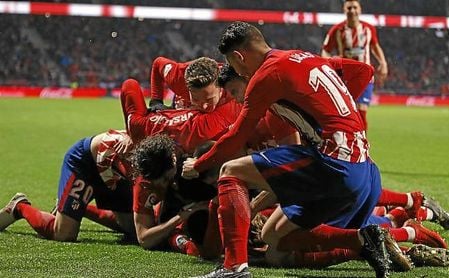Los jugadores rojiblancos celebran el gol de Correa. Los jugadores rojiblancos celebran el gol de Correa.