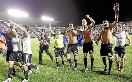 Ese partido acabó con el Zaragoza certificando su permanencia en Primera. Ese partido acabó con el Zaragoza certificando su permanencia en Primera.