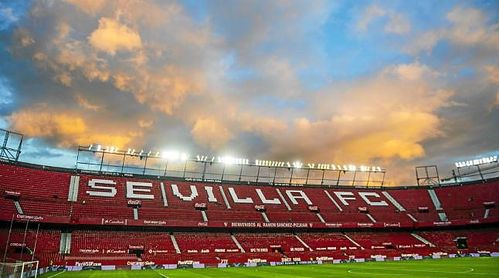 Imagen del cielo sobre el Ramón Sánchez-Pizjuán antes del partido de Copa ante el Cádiz. Imagen del cielo sobre el Ramón Sánchez-Pizjuán antes del partido de Copa ante el Cádiz.