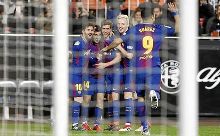 Los jugadores del Barcelona celebran el gol de Coutinho. Los jugadores del Barcelona celebran el gol de Coutinho.