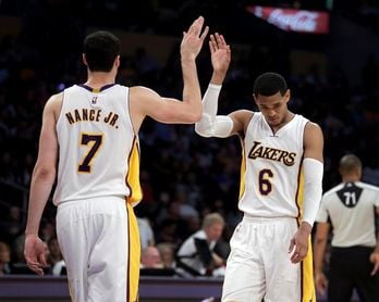 Los Cavaliers sorprenden con el traspaso de Thomas a los Lakers por Clarkson y Nance Jr. Los Cavaliers sorprenden con el traspaso de Thomas a los Lakers por Clarkson y Nance Jr.