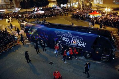 El autocar del Barça recibió el impacto de una piedra al salir de Mestalla El autocar del Barça recibió el impacto de una piedra al salir de Mestalla