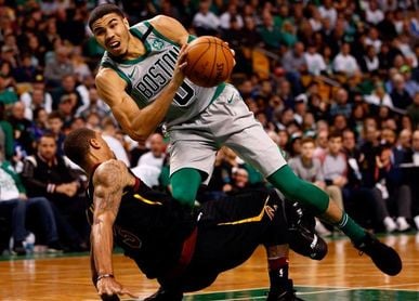 99-121. James y los nuevos Cavaliers vencen a los Celtics y frustran el día de Pierce 99-121. James y los nuevos Cavaliers vencen a los Celtics y frustran el día de Pierce