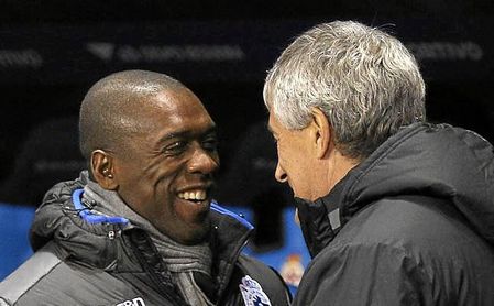 Setién y Seedorf se saludan antes del partido. Setién y Seedorf se saludan antes del partido.