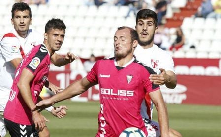 Un mirlo del Sevilla Atlético, en peligro Un mirlo del Sevilla Atlético, en peligro