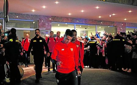 Ben Yedder, cabizbajo, saliendo del hotel de concentración en las semifinales de Copa, donde no jugó nada. Ben Yedder, cabizbajo, saliendo del hotel de concentración en las semifinales de Copa, donde no jugó nada.