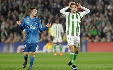 Loren se lamenta por una ocasión fallada en la primera parte. Loren se lamenta por una ocasión fallada en la primera parte.