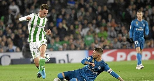 Fabián intenta salvar una entrada del madridista Sergio Ramos. Fabián intenta salvar una entrada del madridista Sergio Ramos.