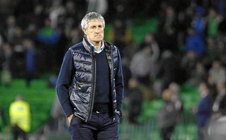 Quique Setién, en la banda del Benito Villamarín. Quique Setién, en la banda del Benito Villamarín.