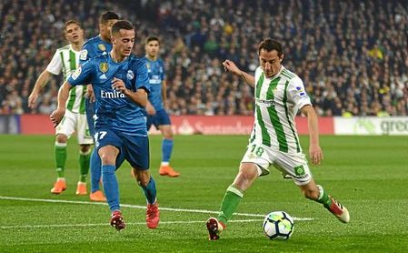 Guardado intenta zafarse de la presión de Lucas Vázquez. Guardado intenta zafarse de la presión de Lucas Vázquez.