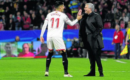 El cariñoso saludo de Mourinho a Sarabia y Correa El cariñoso saludo de Mourinho a Sarabia y Correa
