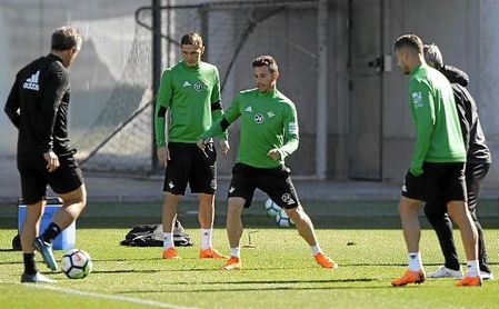 Rubén Castro, en un entrenamiento del Betis. Rubén Castro, en un entrenamiento del Betis.