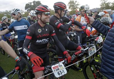 Cadel Evans se apunta a la Titán Desert más grande de la historia Cadel Evans se apunta a la Titán Desert más grande de la historia