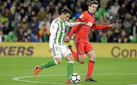Tello se dispone a disparar en la ocasión más clara del partido. Tello se dispone a disparar en la ocasión más clara del partido.
