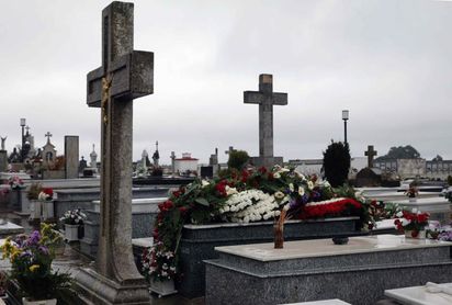 ´Quini´ es enterrado en Avilés en la intimidad familiar ´Quini´ es enterrado en Avilés en la intimidad familiar