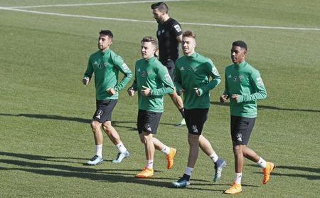 El Betis pasa página y ya se entrena con la vista en el Alavés El Betis pasa página y ya se entrena con la vista en el Alavés
