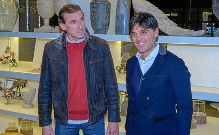 Óscar Arias, recibiendo a Vincenzo Montella en su llegada a Sevilla. Óscar Arias, recibiendo a Vincenzo Montella en su llegada a Sevilla.
