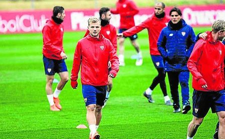 El alemán Johannes Geis es observado por Montella durante un entrenamiento sevillista. El alemán Johannes Geis es observado por Montella durante un entrenamiento sevillista.