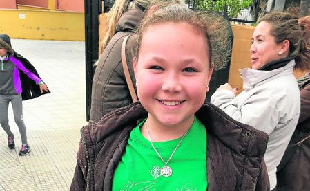 Sara, estudiante del CEIP Blas Infante alcalareño, posa sonriente con los autógrafos de las jugadoras. Sara, estudiante del CEIP Blas Infante alcalareño, posa sonriente con los autógrafos de las jugadoras.