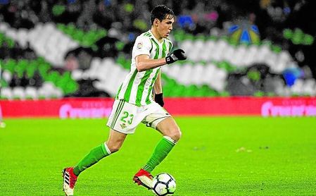 Aïssa Mandi conduce un balón durante el Betis-Espanyol. Aïssa Mandi conduce un balón durante el Betis-Espanyol.