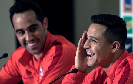 Alexis Sánchez niega un quiebre de la selección de Chile con Claudio Bravo Alexis Sánchez niega un quiebre de la selección de Chile con Claudio Bravo