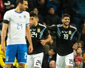 2-0. Banega y Lanzini rescatan a una Argentina inerte sin Messi 2-0. Banega y Lanzini rescatan a una Argentina inerte sin Messi