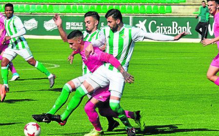 Nacho y Pozo, arriba presionando a un jugador del Córdoba B, se pierden el choque de hoy. Nacho y Pozo, arriba presionando a un jugador del Córdoba B, se pierden el choque de hoy.