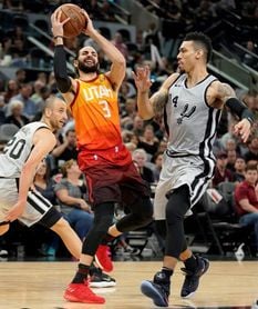Towns acerca a Timberwolves a playoffs; Ginóbili salva a Spurs Towns acerca a Timberwolves a playoffs; Ginóbili salva a Spurs