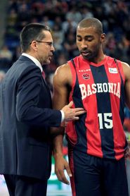 El Madrid vence a Valencia y Baskonia y Barcelona empatan en segunda posición El Madrid vence a Valencia y Baskonia y Barcelona empatan en segunda posición