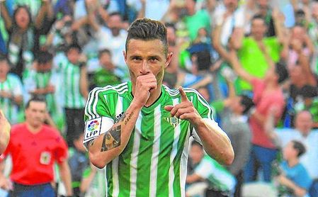 Rubén Castro celebra su octavo gol en 20 enfrentamientos ante el Getafe, en la 15/16. Rubén Castro celebra su octavo gol en 20 enfrentamientos ante el Getafe, en la 15/16.
