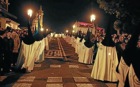 Imagen de los nazarenos de la Esperanza de Triana. Imagen de los nazarenos de la Esperanza de Triana.