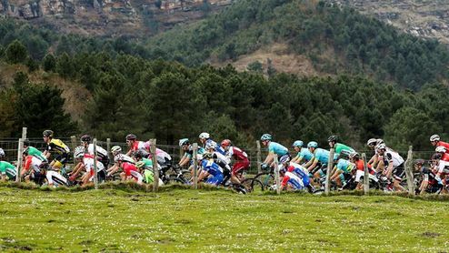 Alaphilippe gana en Zarautz acompañado por Roglic y es el primer líder Alaphilippe gana en Zarautz acompañado por Roglic y es el primer líder
