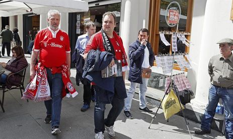 Los alemanes tiñen de rojo el centro histórico a la espera del partido Los alemanes tiñen de rojo el centro histórico a la espera del partido