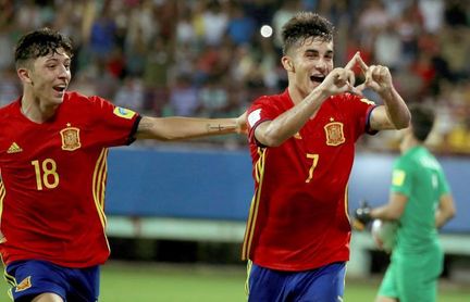 Ferran Torres renueva con el Valencia hasta 2021 con 100 millones de cláusula Ferran Torres renueva con el Valencia hasta 2021 con 100 millones de cláusula