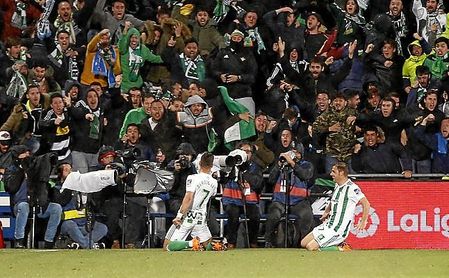 Las aficionados de Getafe y Betis realizaron cánticos ofensivos. Las aficionados de Getafe y Betis realizaron cánticos ofensivos.