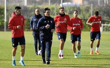 Banega ha ensayado por delante de un doble pivote. Banega ha ensayado por delante de un doble pivote.