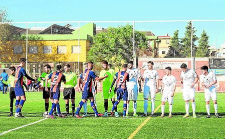 Jugadores del Torreblanca y el Cerro se saludan antes del encuentro que les enfrentó. Jugadores del Torreblanca y el Cerro se saludan antes del encuentro que les enfrentó.