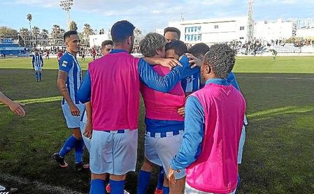 Los jugadores del Écija celebran el gol de Moyita en la banda de San Pablo. Los jugadores del Écija celebran el gol de Moyita en la banda de San Pablo.