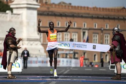 La etíope Tusa y el keniano Kipchoge Birech ganan el maratón de Roma La etíope Tusa y el keniano Kipchoge Birech ganan el maratón de Roma